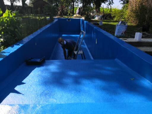 Application de la dernière couche de topcoat de finition bleu piscine.